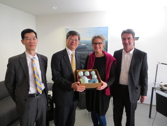 駐慕尼黑辦事處鄭處長兆元於103年3月28日陪同新北市許副市長志堅等乙行訪團拜會慕尼黑市工業暨圖案設計收藏館館長Dr. Corinna Roesner!