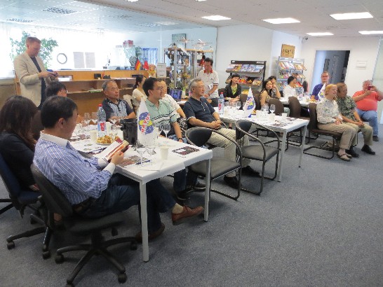 德南台灣廠商聯誼會於103年6月14日假駐慕尼黑辦事處舉辦[紅酒品嚐說明會],鄭兆元處長夫婦出席本項活動!