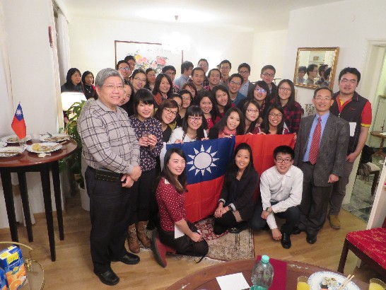 為迎接羊年，慕尼黑台灣同學會於2月18日農曆除夕在駐慕尼黑辦事處張總領事維達家團圓歡聚，共同守歲，氣氛熱烈。