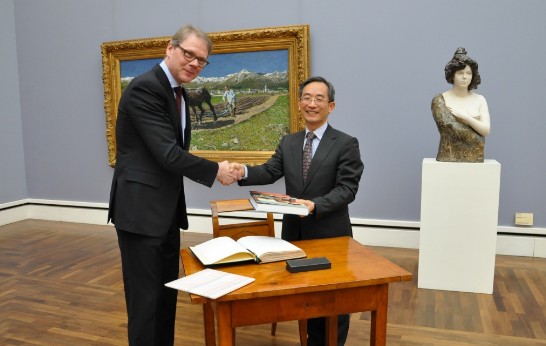 新繪畫陳列館館長Dr.Joachim Kaak致贈張總領事館藏畫冊