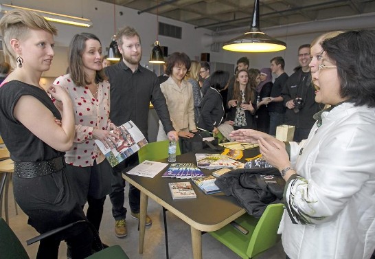 Ambassador Hsu exchanged experience with the staffs and students from the high school