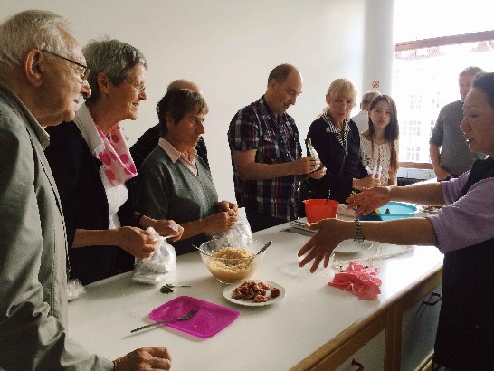 Danish guests tried to make Zongzih by themselves.