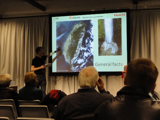 本處同仁向參觀民眾介紹台灣