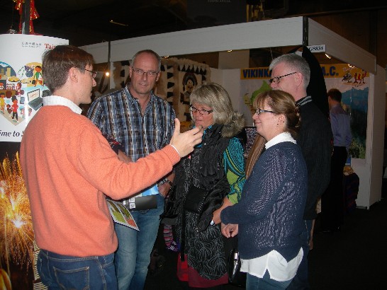 來自西班牙的旅行社代表耐心講解旅遊花費及行程