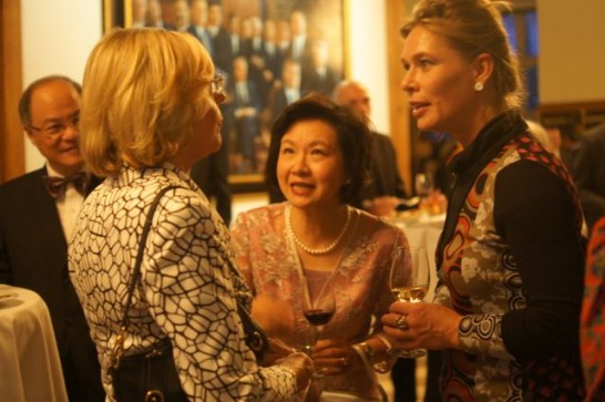 徐大使與外賓相談甚歡