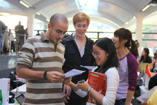 留學生副會長張愷容（右二）及簡理妮（右一）在哥本哈根商業大學國際博覽會向丹麥同學介紹母校及台灣