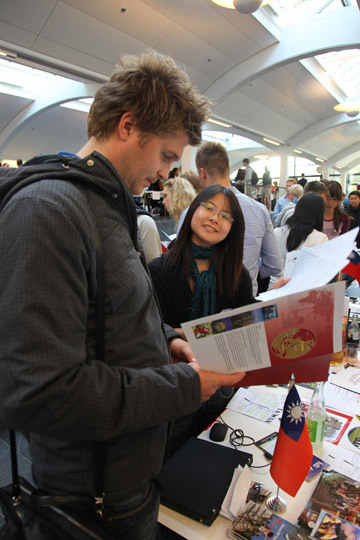 交換學生吳佩蓉在哥本哈根商業大學國際博覽會向丹麥同學介紹母校及台灣