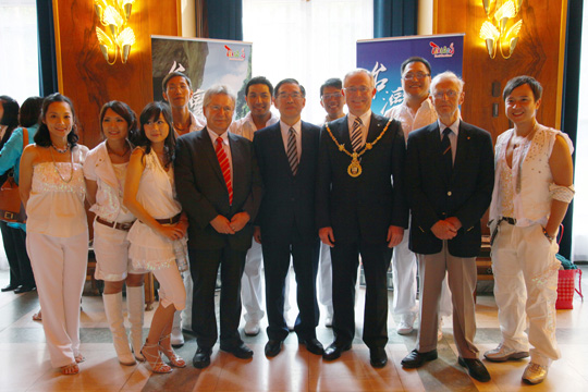 陳國璜代表(右4)與斐特烈市市長(右3)及神秘失控人聲樂團團員合影