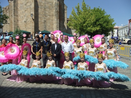侯代表清山夫婦、A市市長Santos JORNA ESCOBERO與楓香舞蹈團團員合影。