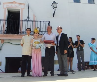 A市市長Santos JORNA ESCOBERO頒發紀念盤予楓香舞蹈團。