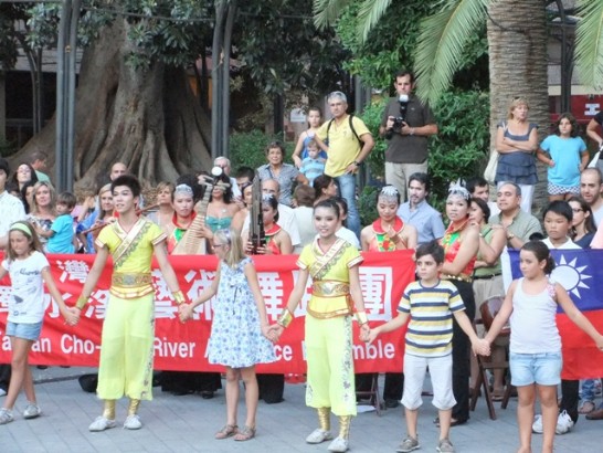 「濁水溪藝術舞蹈團」9月7日在慕西亞市聖多明哥廣場於表演後與民眾同樂共舞