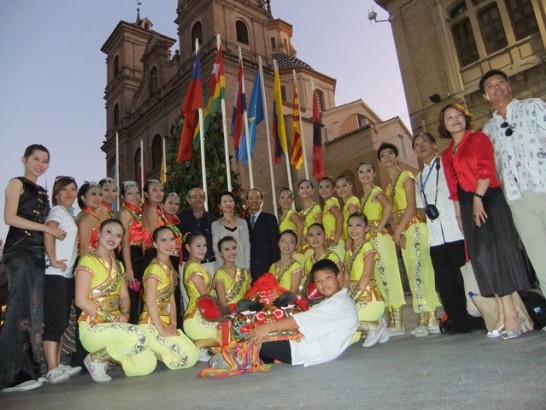 侯代表夫婦及國會議員與楓香舞蹈團團員於聖多明哥廣場各參與國之國旗前合影