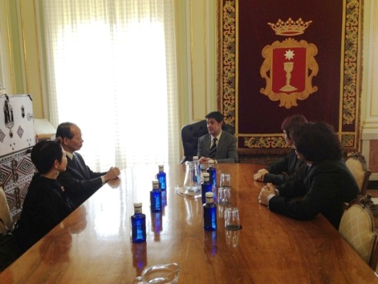 侯代表夫婦拜會昆卡市長Juan Ávila Francés。