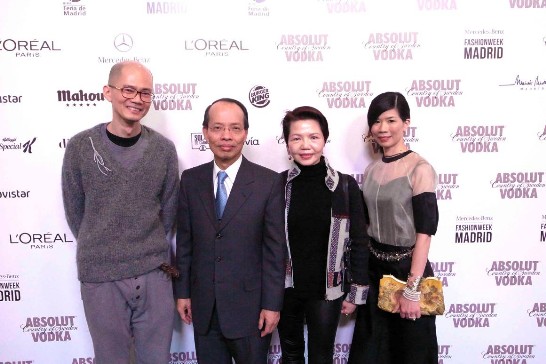 侯代表伉儷與我國設計師林純升姐弟於「2012馬德里時裝週」記者會現場合影。