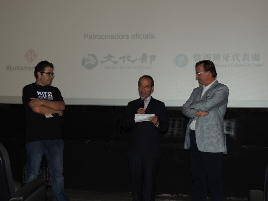 侯大使清山在亞洲電影節台灣主題國開幕致詞，左為影展主席CRUSELLAS，又為VIC市長Jose M. D'Abadal