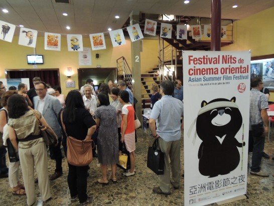 代表2013年亞洲電影節-台灣主題國主視覺的台灣黑熊海報現身開幕電李VIGATA劇院大廳