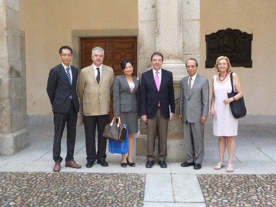 侯大使與西班牙阿卡拉大學校長Fernando Galvan（右三）、副校長Elena Lopez（右一)及Javier Rivera（左二）等人合影。