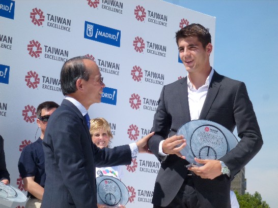 侯大使頒發2013年台灣精品最佳男運動員獎予西班牙奧運國腳兼皇家馬德里球員莫拉塔