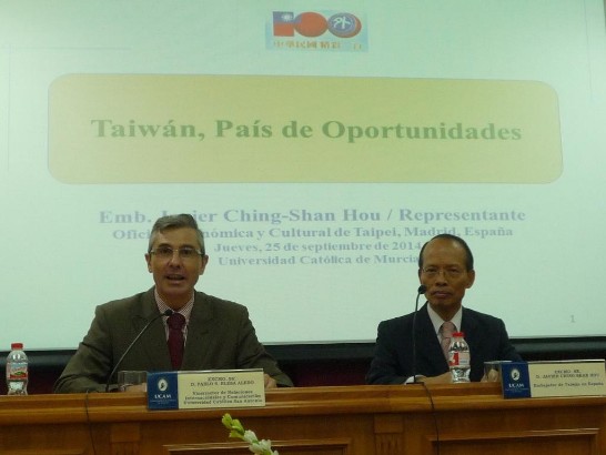 侯大使以『臺灣－一個充滿機會的國家』為題發表專題演說(左一為UCAM副校長Dr. Pablo BLESA)