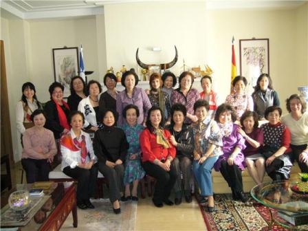 駐西班牙代表處於2009年3月8日假代表職務宿舍舉辦慶祝國際婦女節暨中華婦女聯合會西班牙分會成立19周年慶祝餐會，旅居馬德里之會員暨眷屬共30餘人與會。