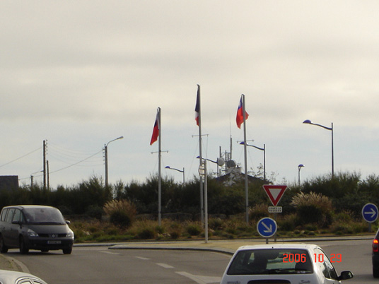 該市各主要聯外道路口懸掛兩國國旗