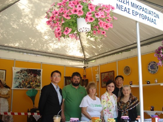 陳代表華玉與K市北鄰之Nea Erithrea市小亞細亞居民在具希土邊境民俗風之特產攤位合影