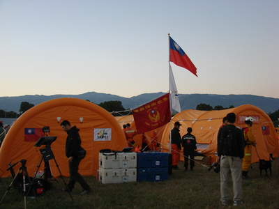 Los integrantes de un equipo médico enviado por la Sociedad de la Cruz Roja de la República de China (Taiwan) haciendo los preparativos necesarios en un camping delante del Aeropuerto de Port- au-Prince el lunes 18 (hora local) para salir a participar en las operaciones de rescate a raíz del devastador seísmo que sacudió a Haití el 12 del corriente mes. 