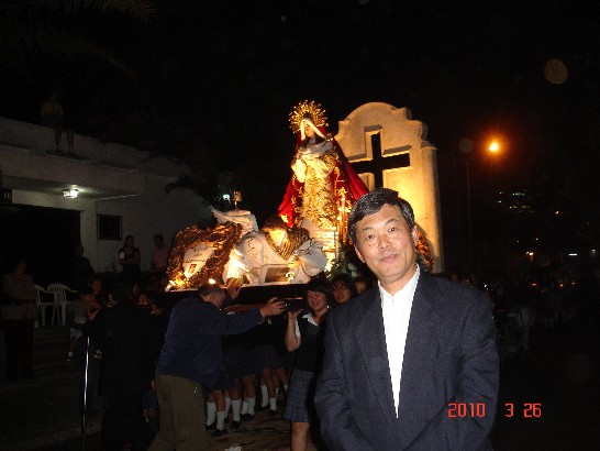 Según la tradición de varios años, al acercarse la fecha de la Semana Santa, la residencia del embajador de la República de China (Taiwan), Adolfo Sun, se elabora una de las alfombras más coloridas y largas de la vecindad para recibir la procesión organizada por los docentes y las alumnas del Colegio Católico de Bethania. 