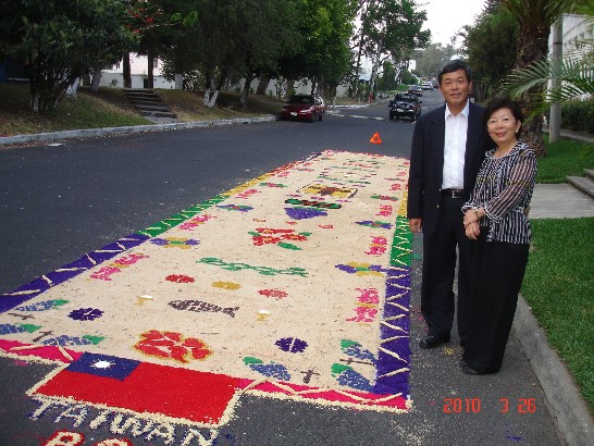 Según la tradición de varios años, al acercarse la fecha de la Semana Santa, la residencia del embajador de la República de China (Taiwan), Adolfo Sun, se elabora una de las alfombras más coloridas y largas de la vecindad para recibir la procesión organizada por los docentes y las alumnas del Colegio Católico de Bethania. 