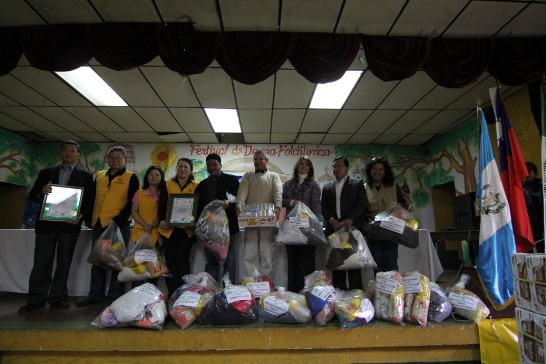 Una comitiva de la Fundación SimplyHelp International, presidida por su fundadora Sra. Tina Bow, se encuentra de visita en Guatemala del 20 al 23 de enero.Durante su estadía en el país, la Fundación visitará municipios del departamento de San Marcos, con el propósito de entregar donativos consistentes en ropa de invierno, zapatos, utensilios de cocina, colchones, y artículos comestibles como arroz y fideos, a los damnificados del terremoto del 7 de noviembre de 2012. El 21 de enero, se realizó la primera donación a pobladores de San Antonio Sacatepéquez.