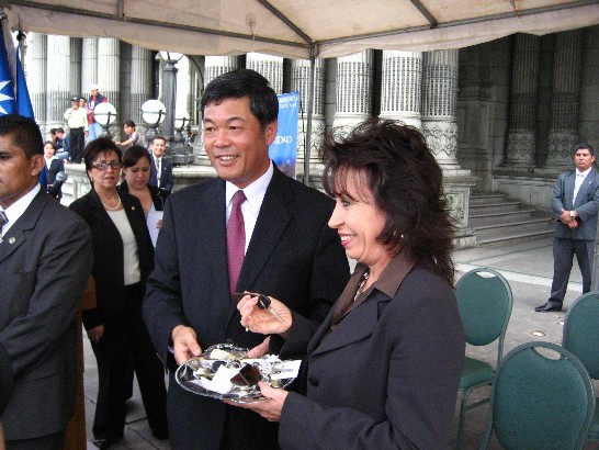El Excm. Embajador de Taiwan, Adolfo Sun, entrega llaves de las 10 ambulancias a la Primera Dama de Guatemala, Dña. Sandra Torres de Colom.
