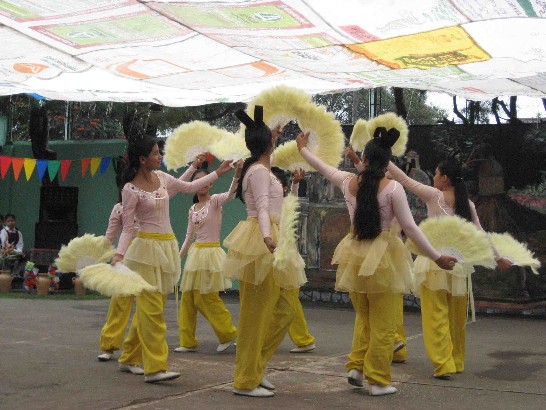 Presentación de danza tradicional china de alunmas.