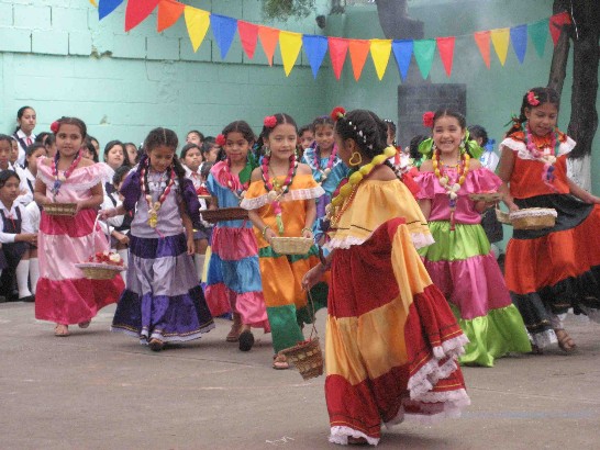 Exhibición de trajes tradicinales de Guatemala.