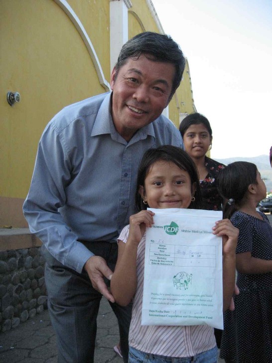 Una niña atendida por la Misión Médica Móvil del Fondo de Cooperación y Desarrollo Internacional Taiwan.