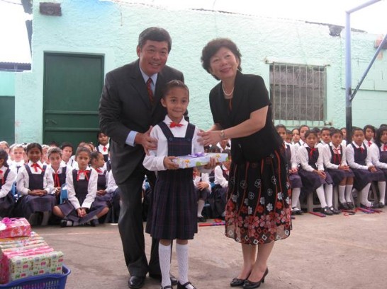 El Embajador Sun y Señora otorgan reconocimientos a las alumnas sobresalientes.