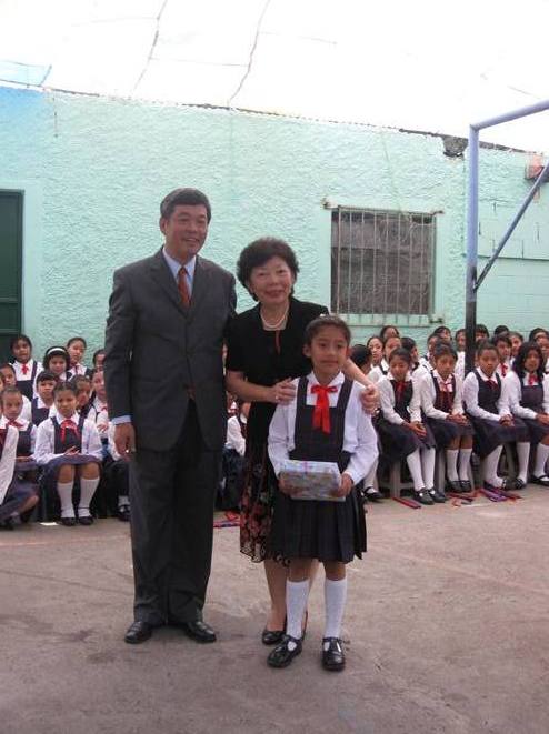 El Embajador Sun y Señora otorgan reconocimientos a las alumnas sobresalientes.