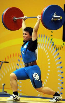 La pesista taiwanesa Lu Ying-chi gana la medalla de bronce en los Juegos del Este Asiático 2009 en Hong Kong el jueves después de lograr levantar un total de 200 kilos en la final femenina de la categoría de 69 kilos.