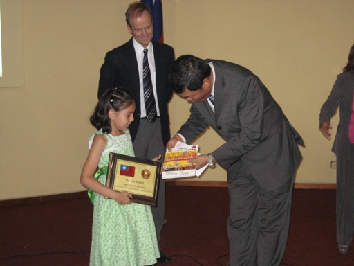 Alma Lucta Hoffman Morales, de 6 años, premiada por la medalla de bronce.