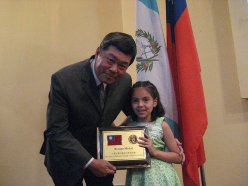 Alma Lucta Hoffman Morales, medalla de bronce.