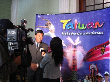 El embajador Adolfo Sun recibió entrevista del Noticiero de Guatevisión.