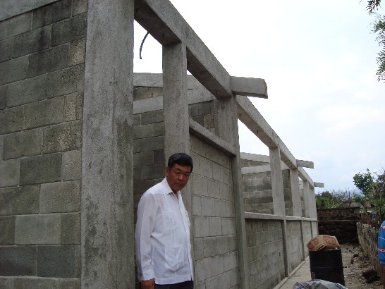 El día 30 de abril, el Sr. Adolfo Sun, Embajador de la República de China (Taiwán) fue invitado a la Escuela Oficial Rural Mixta “Cantón la Cumbre”, en la Aldea Cerro de Oro, Santiago Atitlán, Sololá.  Durante su visita a este lugar, se comprometió a colaborar en la finalización de la construcción de dos aulas, las cuales comenzaron a construirse desde hace dos años, con el objetivo de que los estudiantes tengan un lugar adecuado para su aprendizaje.