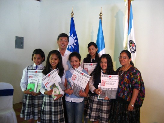 Las cinco ganadoras de la 39ª Exhibición de Arte Infantil, todas del Colegio La Inmaculada, Cobán.