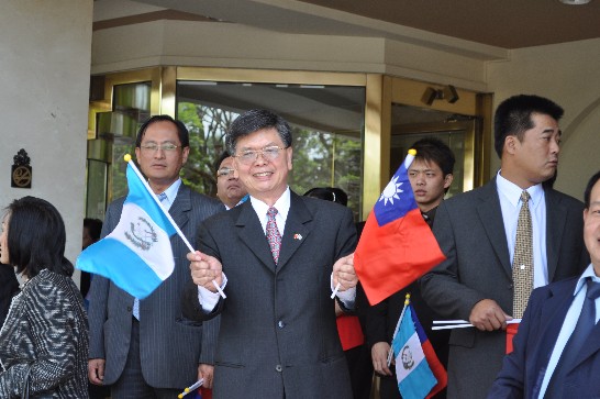 En la izquierda, Sr. Francisco Lee, fabricante de fideos instantáneos Laky Men; Sr. Thomas Chao, Presidente de la Cámara de Comercio China y el Sr. Lun Tu, Presidente del Club de Golf de Guatemala.
