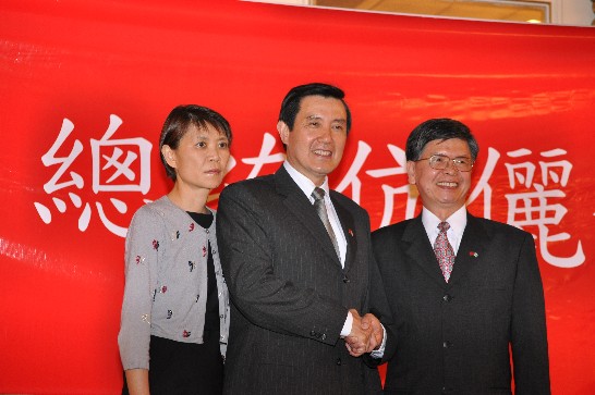 El presidente Ma y su señora junto al Sr. Thomas Chao, Presidente de la Cámara de Comercio China en Guatemala.