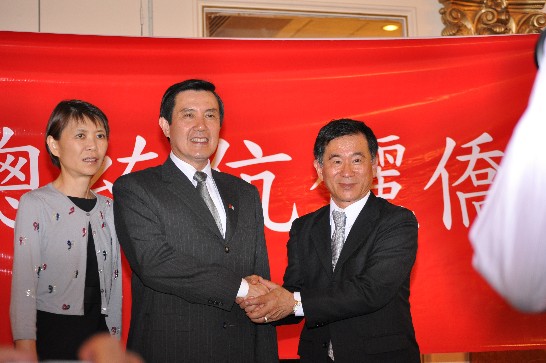 El presidente Ma y su señora en compañía del Sr. Antonio Chiang, Director de Finanzas de la Cámara de Comercio de Taiwán en Guatemala.