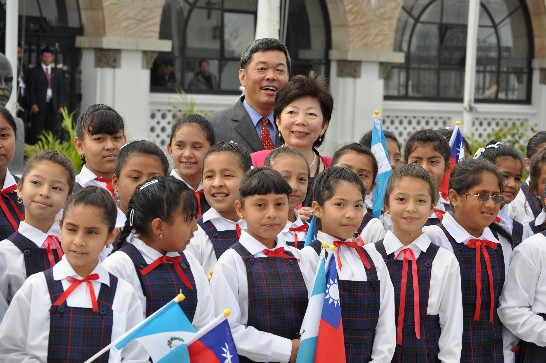 El Sr. Adolfo Sun, Embajador de la República de China (Taiwán) en Guatemala y su esposa, junto a alumnas de la Escuela de la República de China en Guatemala.