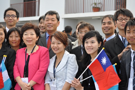 El Embajador Sun, su esposa y miembros de la Embajada de la República de China (Taiwán) despiden al Presidente Ma en el Aeropuerto de la Fuerza Aérea de Guatemala.