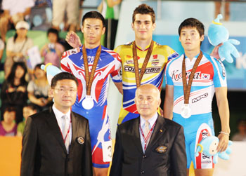 Los siguientes son los hombres que participaron el domingo en la competencia de los 500 metros de patinaje de velocidad en los Juegos Mundiales: Lo Wei-lin de Taipei con medalla de plata (izquierda), está de pie con la medalla de oro, el colombiano Andrés Felipe Muñoz (centro) y el coreano Lee Myung Kyu, con la medalla de bronce.