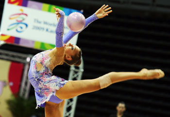 Eugenia Kanaeva de Rusia arrebató su tercera medalla de oro en los Juegos Mundiales 2009, ganando el balón en la competencia de gimnasia rítmica, el pasado sábado.