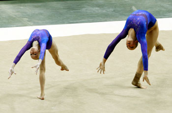 Las gimnastas belgas Florencia Henrist (izquierda) y Tastana De Vos se doblan con armonía hacia atrás en la final de la competencia de gimnasia acrobática de mujeres en pareja en los Juegos Mundiales Kaohsiung, el pasado lunes. La pareja logró el oro con un puntaje de 28,612.